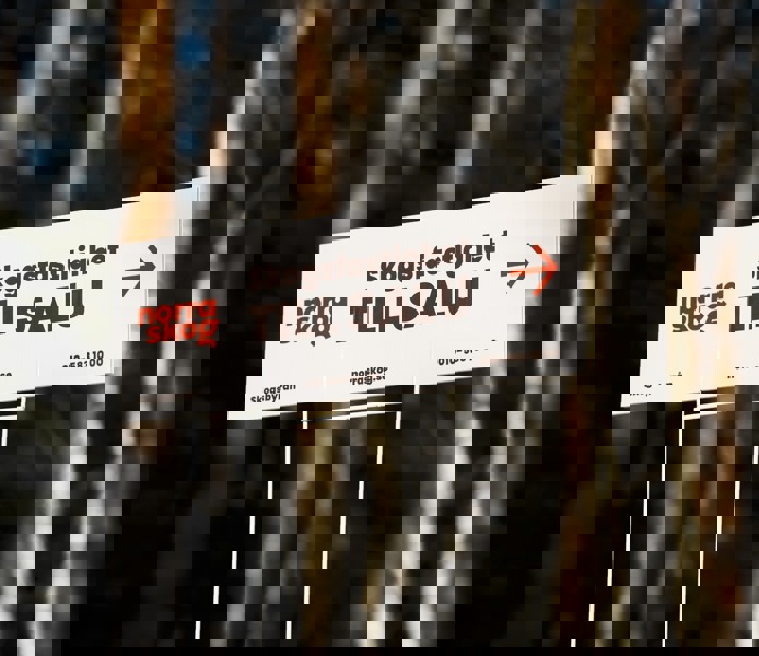 Skylt med texten Skogsfastighet till salu.