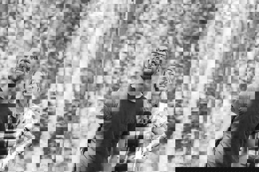 Man och kvinna står i skogen och ler.