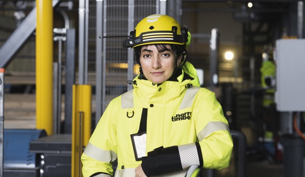 Mahsa Eslamzadeh, produktionsingenjör på Norra Timber, i sågverket i Hissmofors.